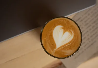 Capuchino con espuma dibujada, visto desde arriba