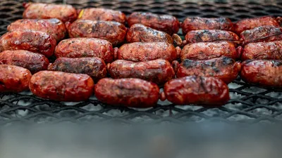 Chorizos asándose en la parrilla