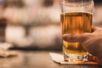 Vaso de cerveza sobre la barra de un bar