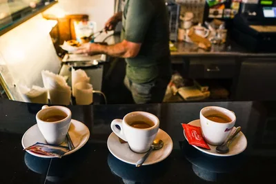 Tres cafés cortados servidos en la barra